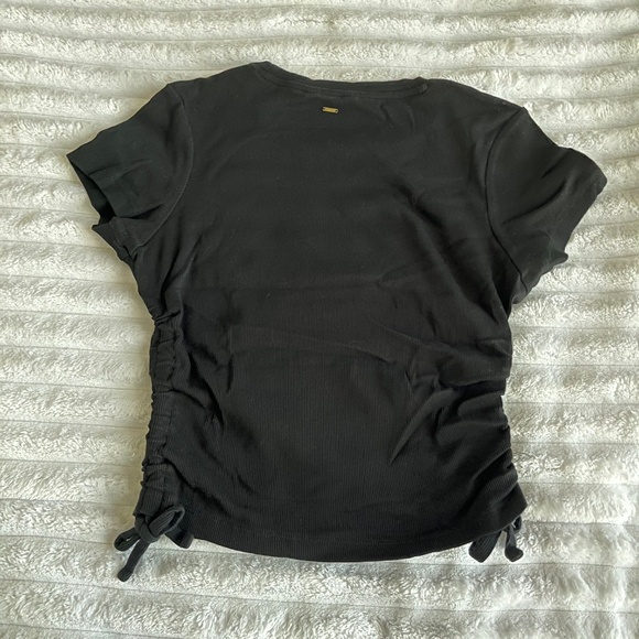 GUESS Black Ribbed Capped Sleeves Crop Top Size M - Picture 2 of 6